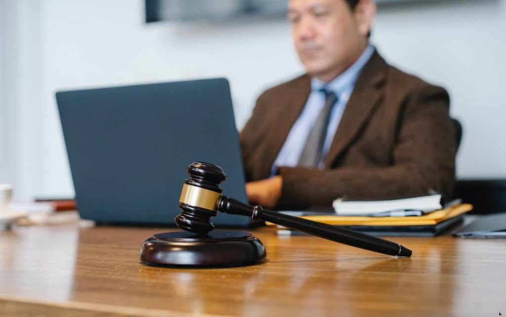 Кто может получить бесплатную помощь при обращении в суд?