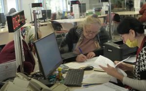 старики в офисе