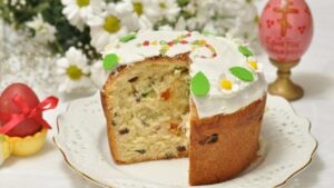 кулич с изюмом