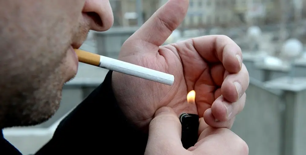 Чоловік палить