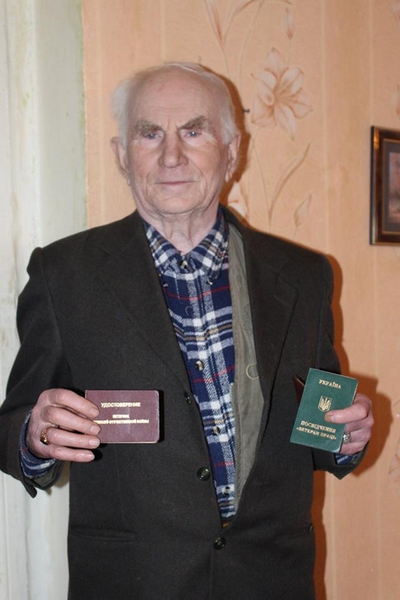Украинский пенсионер подарил квартиру сироте