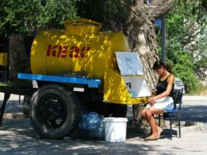 Квас у жовтій бочці