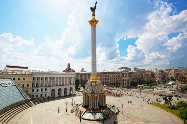 Майдан Незалежності — центральна площа Києва