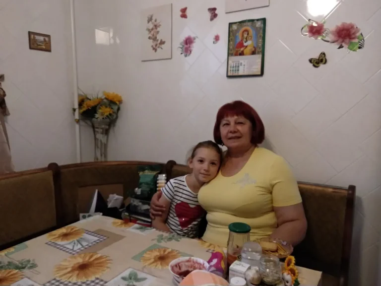 Лариса Постолатій з онучкою