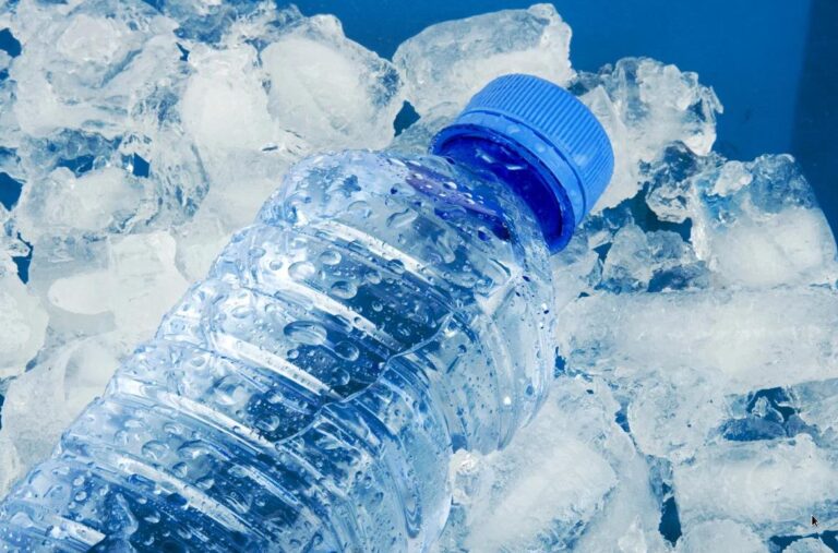 Почему в жару нельзя пить воду со льдом — ведь многие предпочитают пить холодненькое