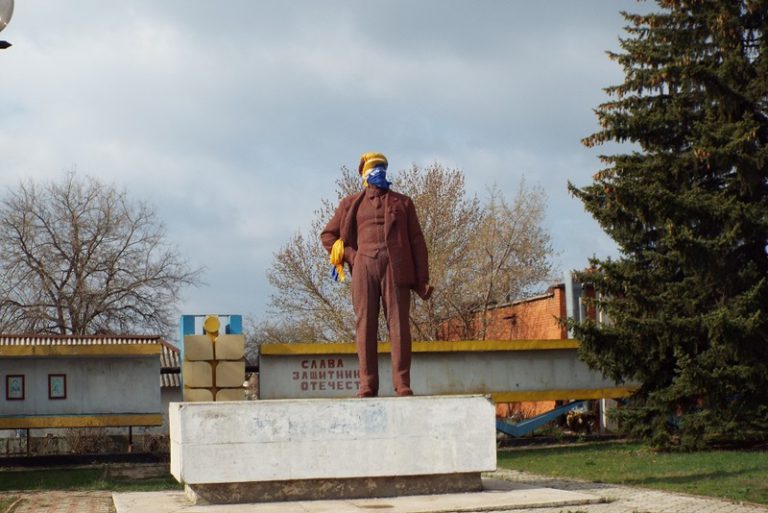 В Станице Луганской повалили Ленина (ФОТО)