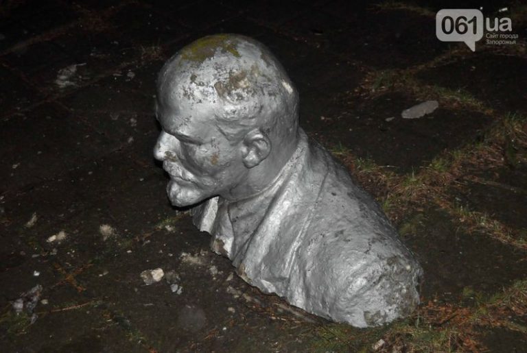 В Запорожской области «упали» еще четыре памятника Ленину