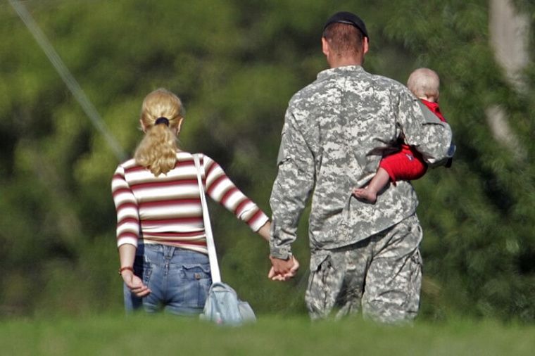 Военный, женщина и ребенок