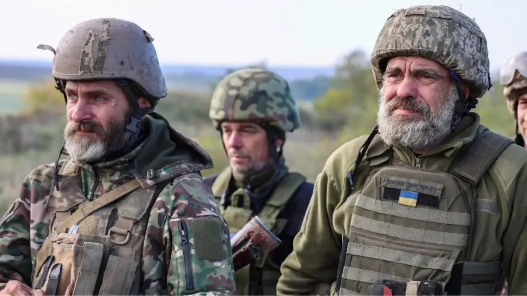 Літні чоловіки у військовій формі