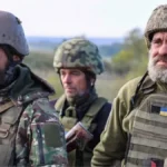Літні чоловіки у військовій формі