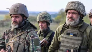 Літні чоловіки у військовій формі