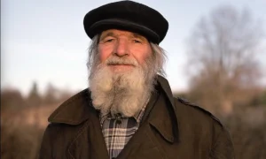 Літній чоловік із сивою бородою