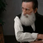 Літній чоловік із сивою бородою