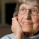 Літня жінка в окулярах