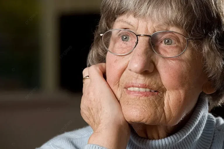 Літня жінка в окулярах