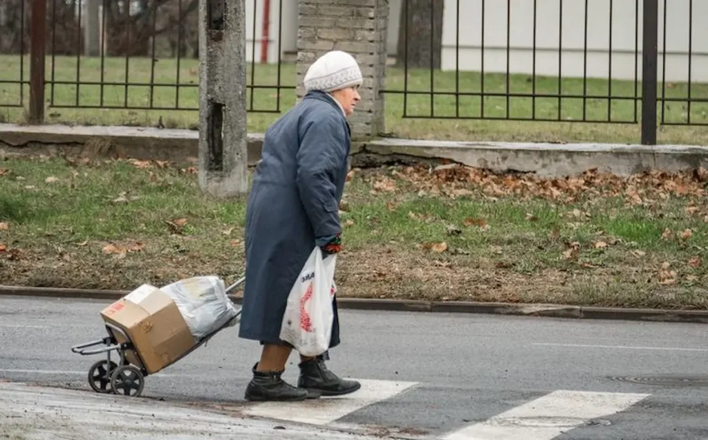 Літня жінка з кравчучкою