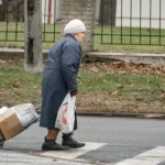 Літня жінка з кравчучкою