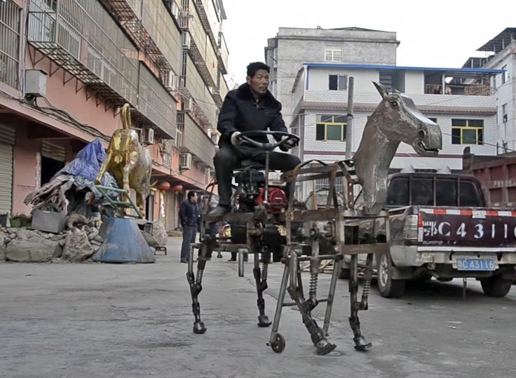 Пенсионер из Китая смастерил железную лошадь с мотором (ВИДЕО)
