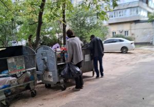 Люди в баках