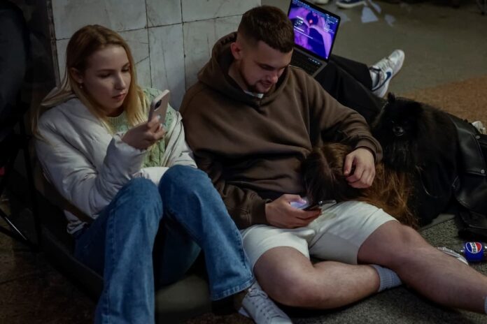 Люди в укритті