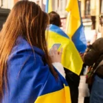 Люди з українськими прапорами