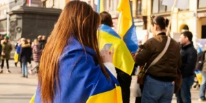 Люди з українськими прапорами