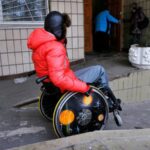 Людина на кріслі колісному