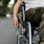 Людина у кріслі колісному