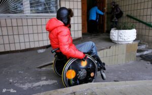 Людина на кріслі колісному