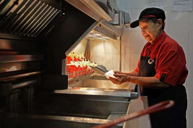 Найдена самая пожилая работница McDonald’s (ФОТО)