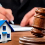 Макет будиночка і суддівська символіка