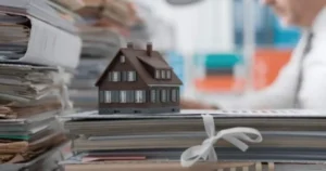 Макет будинку на папках з документами