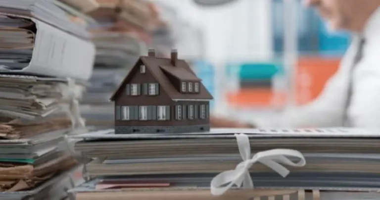 Макет будинку на папках з документами