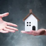 Макет будинку передають з рук у руки