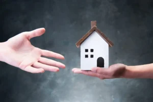 Макет будинку передають з рук у руки