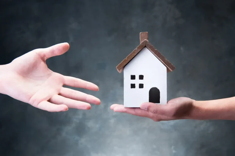 Макет будинку передають з рук у руки