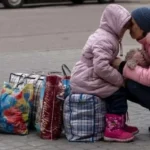 Жінка з дитиною і сумками