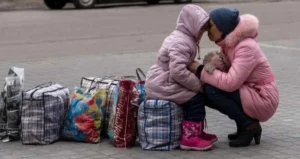 Жінка з дитиною і сумками