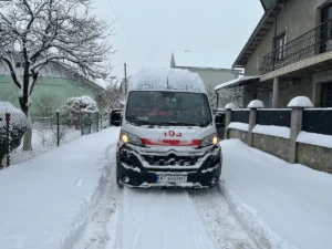 Машина швидкої допомоги взимку