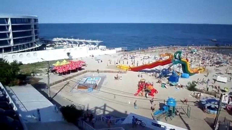 На одном из пляжей Одессы появятся бесплатные топчаны