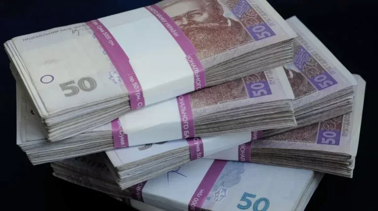 деньги в пачках