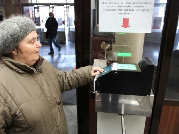 Власти объяснили, почему некиевские пенсионеры платят в метро