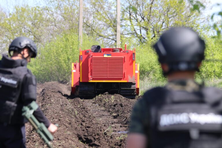 Землю от мин в Украине будут очищать с помощью специальных машин