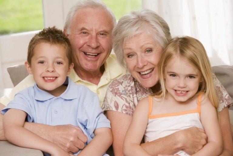Пенсионеры могут стать «муниципальной няней» для своих внуков