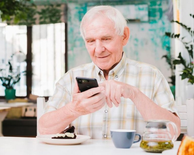 пенсіонер з мобільним телефоном