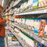 молоко в супермаркеті