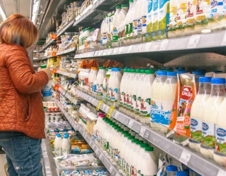 молоко в супермаркете