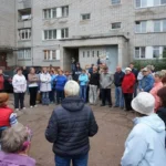 собрание людей перед многоквартирным домом