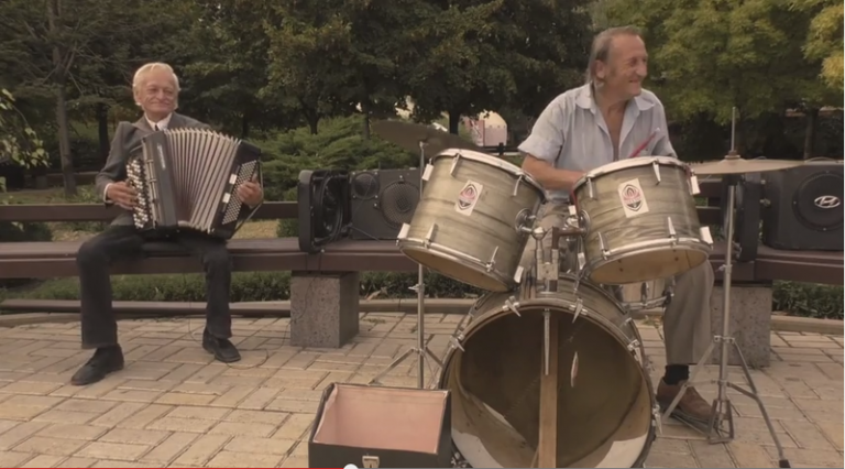 Пенсионеры-музыканты «зажигают» в Донецке (Видео)