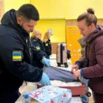 Митник перевіряє багаж